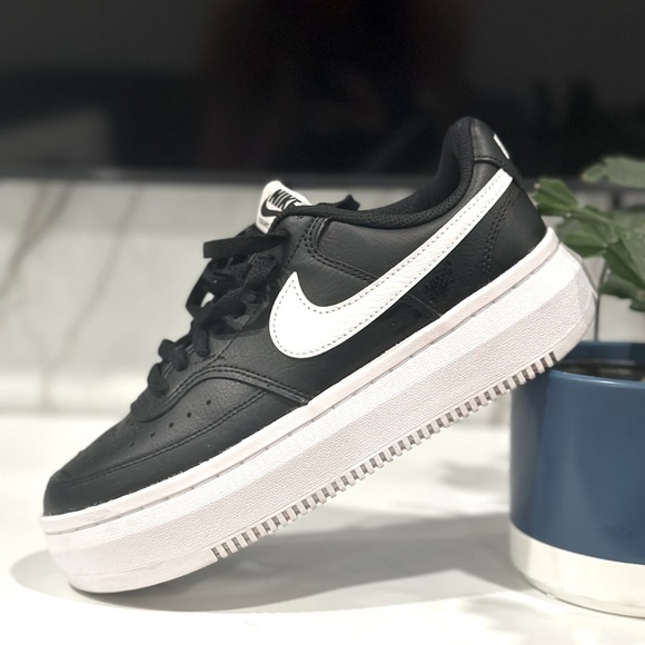 Court side platform Nike’s - Picture 2 of 3